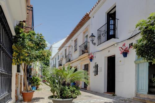 Authentic Andalusian Townhouse with Roof Terrace, Steps from the Beach