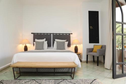 Een bed of bedden in een kamer bij Villa Al Assala Palmeraie