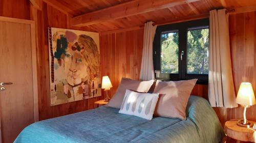 ein Schlafzimmer mit einem Bett mit zwei Lampen und einem Fenster in der Unterkunft Ying Yang Monte da Lua in Comporta