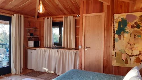 a room with a kitchen with a table and a window at Ying Yang Monte da Lua in Comporta