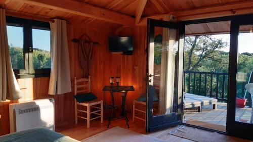 ein Wohnzimmer mit einer Tür und einem Balkon in der Unterkunft Ying Yang Monte da Lua in Comporta