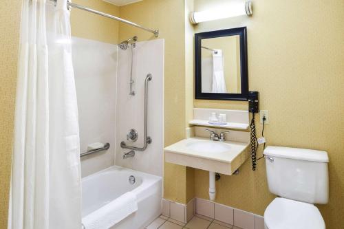 Ett badrum på SureStay Hotel by Best Western Ontario Airport