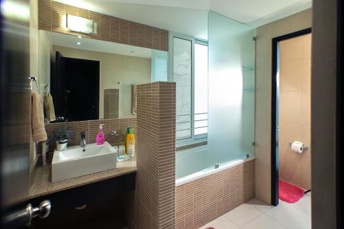 a bathroom with a sink and a mirror at BlueLagoon Apartamento en Playa Blanča in Playa Blanca