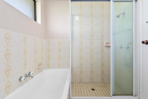 Et badeværelse på Sea Gaze Apartments by Kingscliff Accommodation