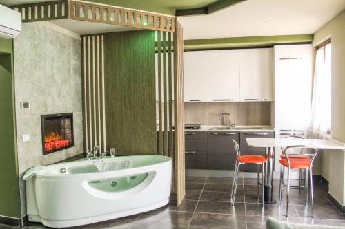 Garda fantasy green jacuzzi sauna piscina photo 3