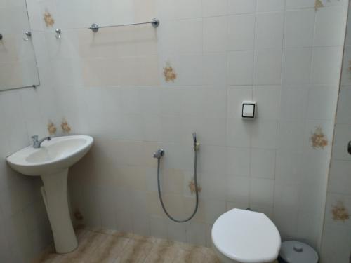 uma casa de banho com um lavatório, um WC e um chuveiro em Pousada Iguape em Iguape