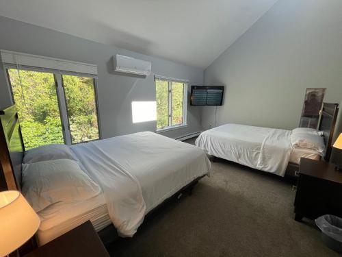 מיטה או מיטות בחדר ב-Spectacular home with a amazing ocean - river view