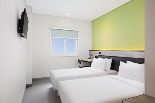 Ένα ή περισσότερα κρεβάτια σε δωμάτιο στο Amaris Hotel Tasikmalaya