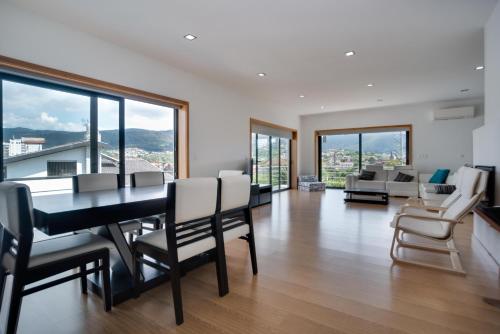 a dining room with a table and chairs at Casa de Coelhosa in Vale de Cambra