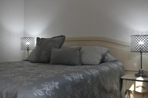 a bedroom with a bed with two lamps at Departamento Alejandro - Completo y Amplio Departamento en una zona muy tranquila de la CDMX in Mexico City