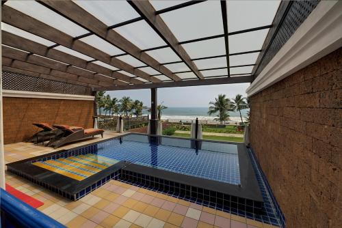 Bazén v ubytovaní Mayfair Palm Beach Resort alebo v jeho blízkosti