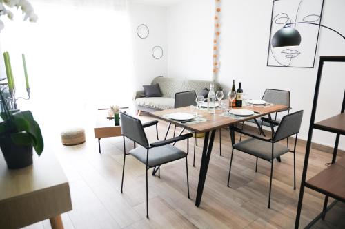 une salle à manger avec une table et des chaises dans l'établissement Le Chambord 2, à Laval
