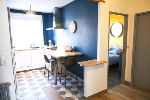 cocina con mesa y sillas en una habitación en Le Chambord 2, en Laval