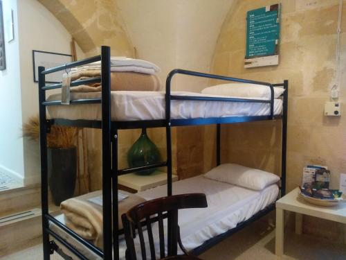Bunk bed o mga bunk bed sa kuwarto sa Riparo di Masseria Urbana