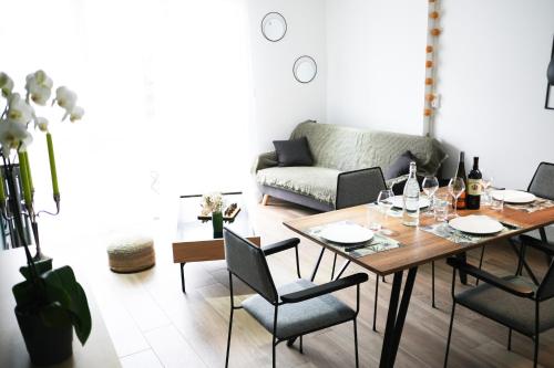 un salon avec une table, des chaises et un canapé dans l'établissement Le Grand Chambord 2, à Laval