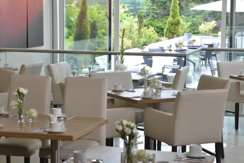 Un restaurante o sitio para comer en Parkhotel Oberhausen