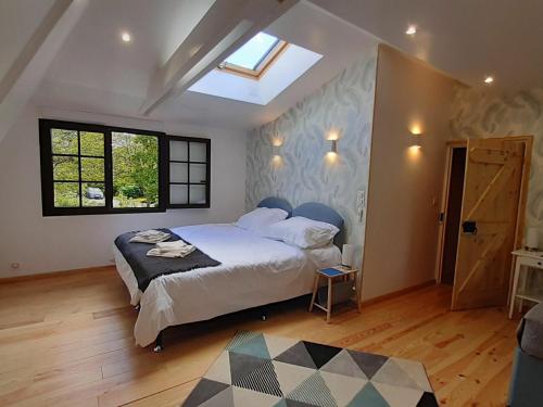 una camera con un grande letto e un lucernario di Gîte Livré-la-Touche, 3 pièces, 6 personnes - FR-1-600-195 