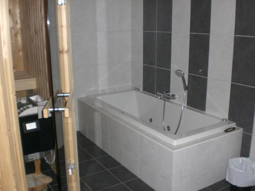 eine Badewanne im Bad mit Dusche in der Unterkunft B&B L'ourthe in Houffalize