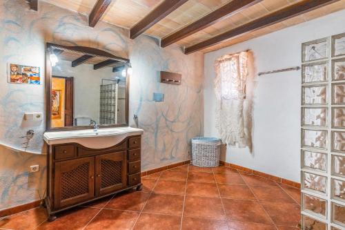 un bagno con lavandino e specchio di Ca Sa Cristeta de Sescola a Sa Pobla