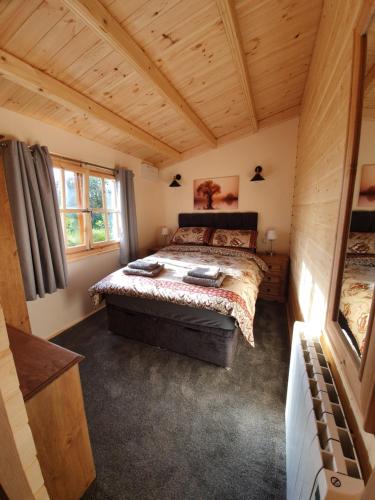 Posteľ alebo postele v izbe v ubytovaní West Pool Cabin