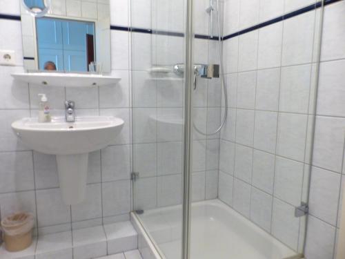 y baño con ducha, lavabo y aseo. en Klaar Kimming, en Großenaspe