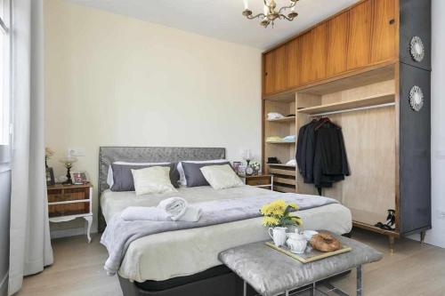 um quarto com uma cama grande e uma mesa em Apartment Leonor em Barcelona
