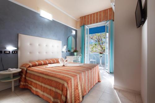 En eller flere senge i et værelse på Hotel Nettuno
