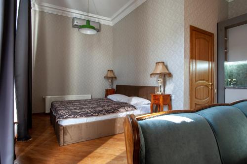 Esther House Hotel Museumにあるベッド