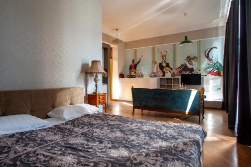 Esther House Hotel Museumにあるベッド