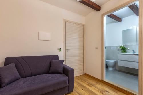 a living room with a couch and a bathroom at Nonna Nannina Guest House in Alghero