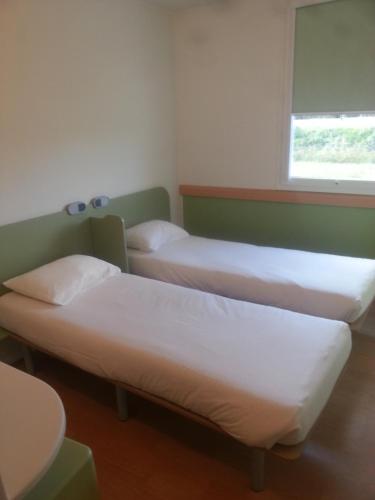 Кровать или кровати в номере ibis budget Romorantin