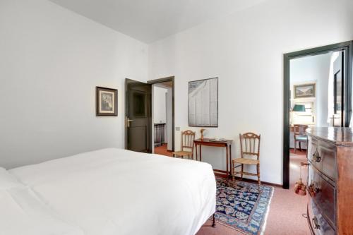 um quarto com uma cama branca, uma mesa e cadeiras em Cà Malvasia House With Garden em Veneza