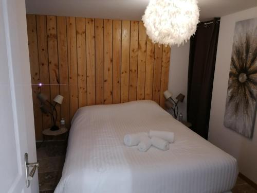 une chambre avec un lit avec deux serviettes dessus dans l'établissement Appartement PERIGUEUX Garage attenant Fibre Climatisation, à Périgueux