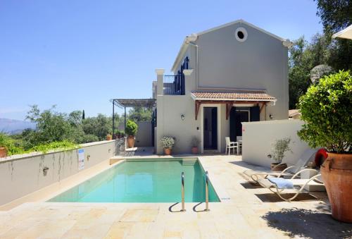 卡西奧皮的住宿－Villa Faidra，别墅前设有游泳池