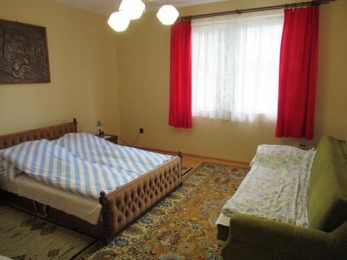 バラトネデリッチにあるHegyekre panorámás nyaraló Balatonedericsenのベッドルーム1室(ベッド1台、椅子、窓付)