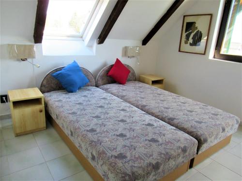 Ein Bett oder Betten in einem Zimmer der Unterkunft Panorámás nyaraló Badacsonyörsön
