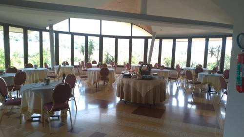Un restaurante o sitio para comer en TK HOTEL - ex Ares