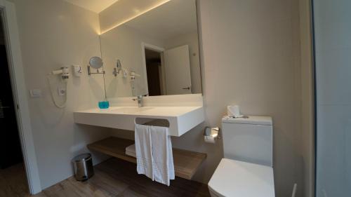 A bathroom at R2 Buganvilla Hotel & Spa