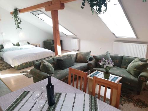 salon z zieloną kanapą i łóżkiem w obiekcie Apartment Zalakaros 8 w Zalakaros
