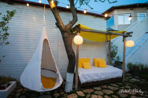 a hammock hanging from a tree in a backyard at Casa de la Mare in Vama Veche