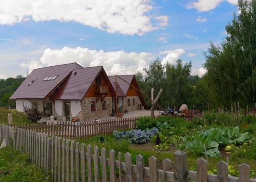 a house with a fence in front of a garden at Rancho Zapotoczny in Łagów