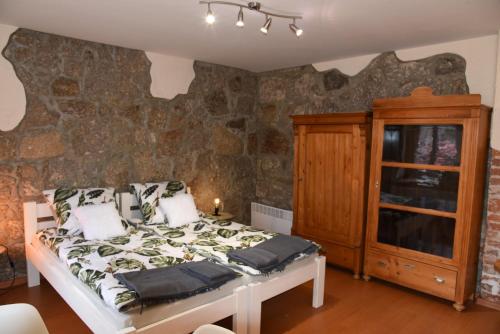カルパチにあるKarkonoska 12の石壁のベッドルーム1室(ベッド1台付)