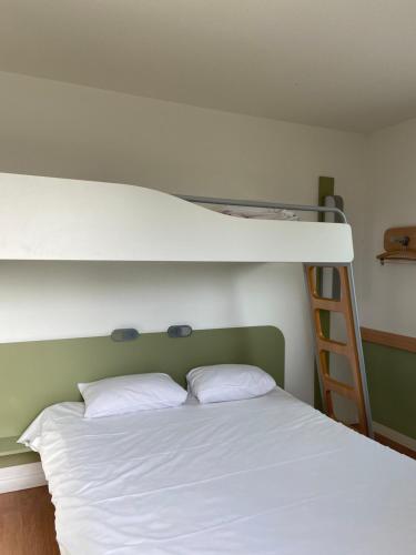Postel nebo postele na pokoji v ubytování IBIS Budget Pontivy