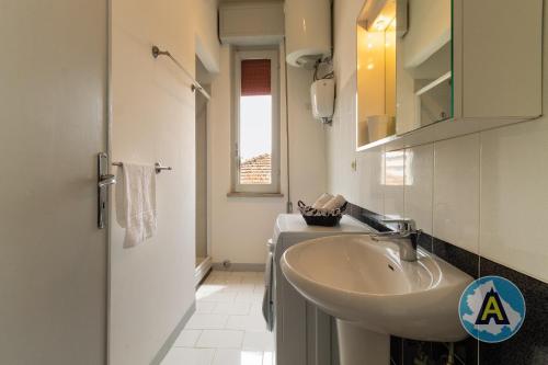 uma casa de banho com um lavatório e um espelho em Casa di Manuela em Silvi Marina