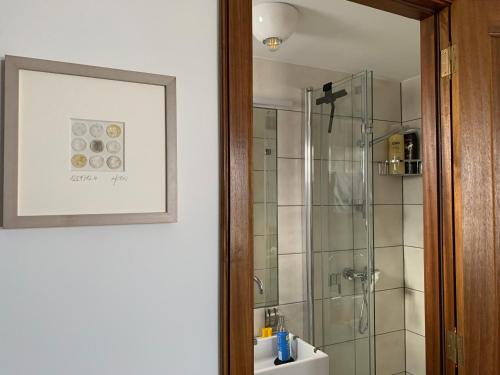 a bathroom with a shower and a sink and a mirror at Pequeño Paraíso Lanzarote, modernes Ferienhaus am Meer für 4 in Playa Honda