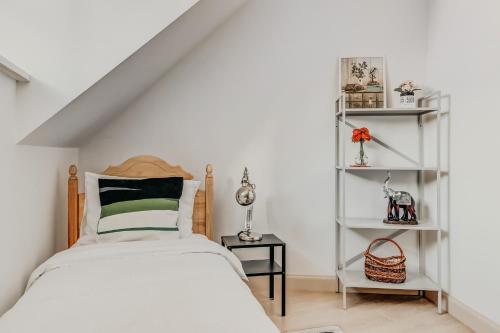 ein Schlafzimmer mit einem Bett und weißen Regalen in der Unterkunft Spacious - 140 square meters Apartment, Vilnius City Centre in Vilnius