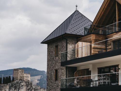 ラディスにあるVAYA Ladis inklusive Super Sommer Cardの城を背景にした建物