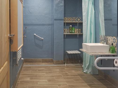 un baño con ducha y lavabo en Casa Rural Marineta Casiana - Riópar, en Riópar