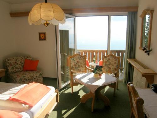 Postel nebo postele na pokoji v ubytování Hotel Garni Gästehaus Karin