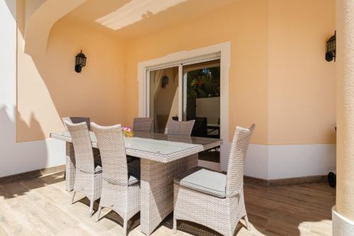 a dining room with a table and chairs at Casa Vista Mar in Carvoeiro